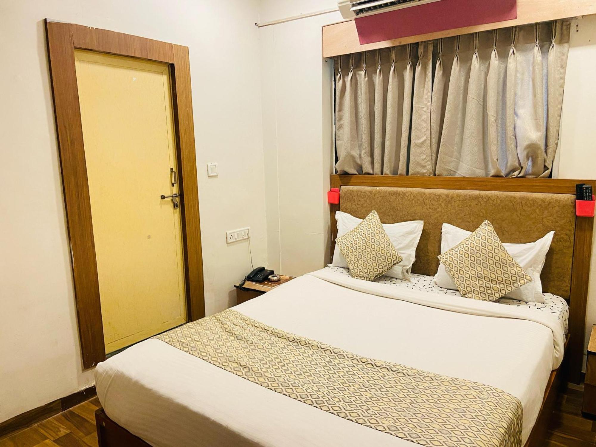 Hotel Abc Satellite Prahlad Nagar Ahmedabad Exterior photo